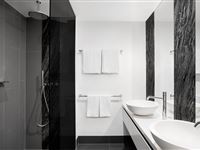 1 Bedroom Apartment Bathroom - Peppers Gallery Canberra