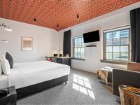 Peppers-Gallery-Hotel-Canberra_Peppers_King_Room_1