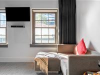 Peppers-Gallery-Hotel-Canberra_Peppers_King_Room_4