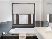 Peppers-Gallery-Hotel-Canberra_Peppers_King_With_Bath_2