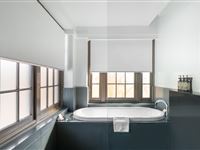 Peppers-Gallery-Hotel-Canberra_Peppers_Queen_With_Bath_5