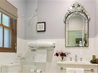 Highland King or Queen Bathroom - Peppers Manor House